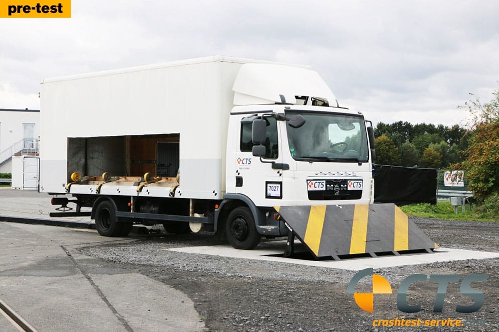 Crashtest des PAS68 / IWA14-1 (7,5 t bei 48 km / h) Ultra Shallow Road Blocker Crashtest des PAS68 / IWA14-1 (7,5 t bei 48 km / h) Ultra Shallow Road Blocker